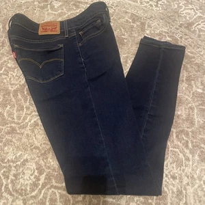 Jeans ajustados Levis 711 lavado oscuro talla 28W 29L denim elástico excelente - Imagen 1 de 6