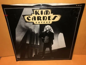 Kim Carnes Voyeur 7in Vinyl single record Thrill of the Grill Val Garay B-8127 - Imagen 1 de 5