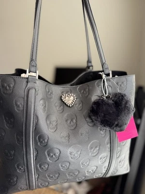 Bolso de Mano Betsey Johnson Calavera Repujado Grande Negro XOSofia Nuevo con Etiquetas Bolso Corazón de Piel Dije Foto 1 de 4