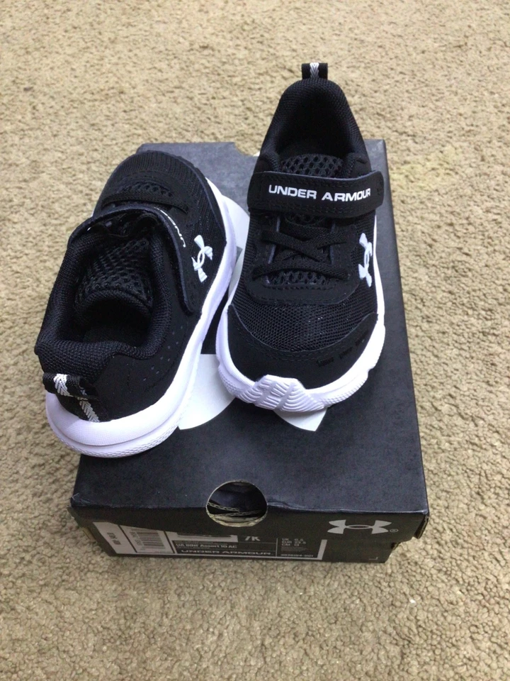 Nuevos zapatos Under Armour en caja para niños talla 7k Foto 1 de 4