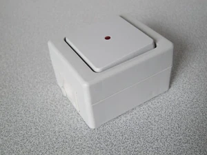 KOPP Taster beleuchtbar (Linse rot) AP FR STANDARD hell-licht-grau (IP44) Aufput - Bild 1 von 1