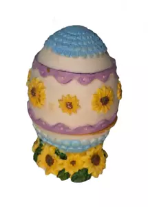 Figura de huevo de Pascua con bisagras de resina de 3 1/2" de alto prensa en la parte inferior - Imagen 1 de 6