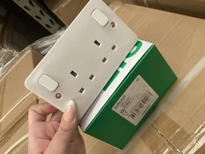 Schneider Doppelsteckdose geschaltet weiß & weiß Einsätze GGBL3030 1G 13A - Bild 1 von 5