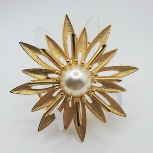 Vintage CATHE Center Faux Pearl Flower Gold Tone Pin Brooch - Free Shipping - Picture 1 of 3