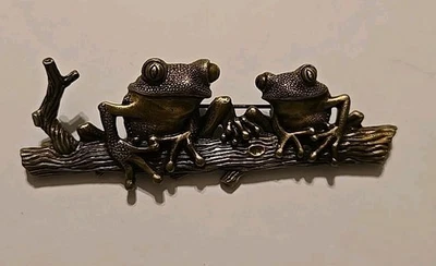 Broche JJ 3" sapos de árvore sentados em tronco de galho acabamento bronze - Imagem 1 de 2