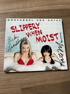 SIGNED Garfunkel and Oates Slippery When Moist CD Kate Micucci & Riki Lindhome - Imagen 1 de 3