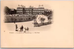 PARIS, FRANCE POSTCARD Le Jardin du Luxembourg, Family in Foreground - Picture 1 of 2