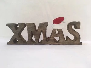 BRAND NEW SASS & BELLE SANTA HAT XMAS WOODEN STANDING SIGN DECORATION CHRISTMAS - Picture 1 of 3
