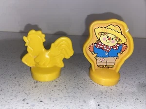 Fisher Price Little People 1999 Scheunenzubehör Vogelscheuche und Dachhahn - Bild 1 von 2