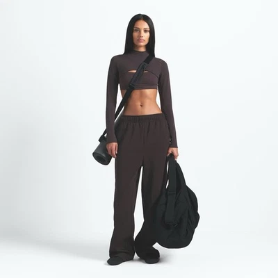 PANTALÓN A PRESIÓN LATERAL TRICOT MATE NIKE SKIMS - MEDIANO - TOSTADO OSCURO | PRECIO DE VENTA SUGERIDO POR EL FABRICANTE $108 Foto 1 de 4