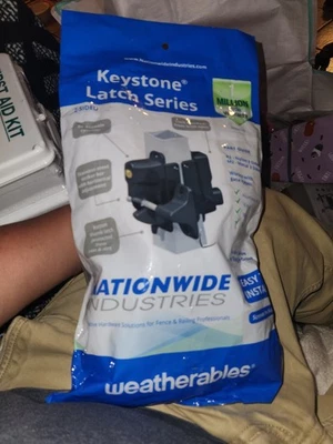 Bisagra y pestillo de valla de vinilo Keystone serie de pestillos de 2 lados Nationwide Industries Foto 1 de 2