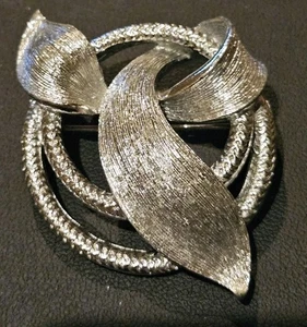 Vintage Lisner brooch silver tone circle leaf pin - Picture 1 of 3