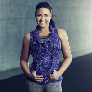 Fabletics X Demi Lovato Damara lila Half Zip Mesh Weste Größe Small - Bild 1 von 8