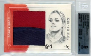 2009 SPORTKINGS JENNIE FINCH SUPER BOX MEMORABILIA GAME-USED JERSEY - BGS MINT 9 - Zdjęcie 1 z 2