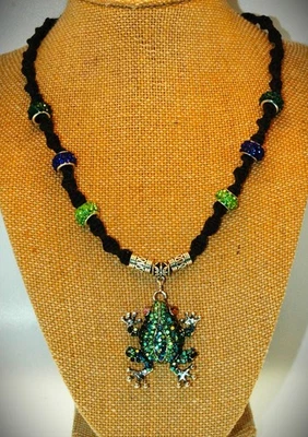 Adorable rana con estrás verde y azul en una cadena de cáñamo negro hecha a mano Foto 1 de 4