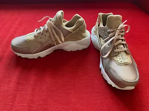Tolle Original Nike Air Huarache, Modell AA0523 200 Gr.39, Metallic Bronze, Neu - Bild 1 von 6