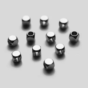 20 uds / 4 x 4 x 4 mm cuentas de acero inoxidable cubos pequeños cuentas intermedias - Imagen 1 de 1