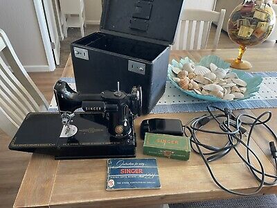 Vintage Singer Featherweight 221 Sewing Machine • 332€