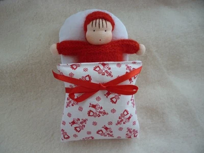 Herziges Strickpüppchen im Steckbett, NEU und unbespielt. Waldorf - Bild 1 von 4