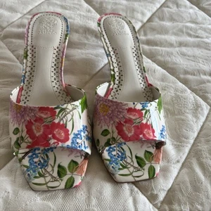 Vince Camuto Women's Faiza Kitten Heel Floret Garden - Picture 1 of 5