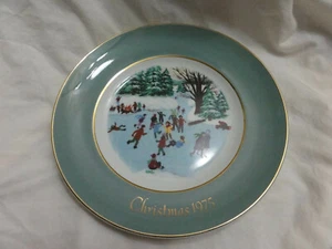 Vintage AVON Christmas Plate Series SKATERS ON THE POND 4th ed. 1975 WEDGWOOD - Picture 1 of 6