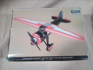 Vintage Harley Davidson Die Cast Metal Lockhead Vega 5B Highwing Flugzeug Bank - Bild 1 von 17