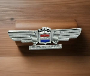 United Airlines Future Pilot Wings Plastic Pin Aviation Collectible - Picture 1 of 5