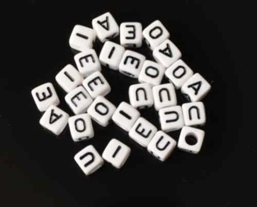 50 piezas 6mm cubitos blanco cuentas letras del alfabeto vocal bolsa - Imagen 1 de 1