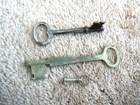 TWO ANTIQUE IRON SKELETON DOOR KEYS & SMALL BARREL LOCK CAST IRON BANK KEY Cover