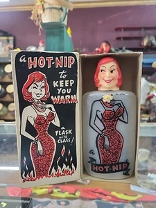 Vintage 1950er A Hot Nip Neuheit Taschenkolben Dame Kunststoff Milbit + Box Pinup Werbung - Bild 1 von 5