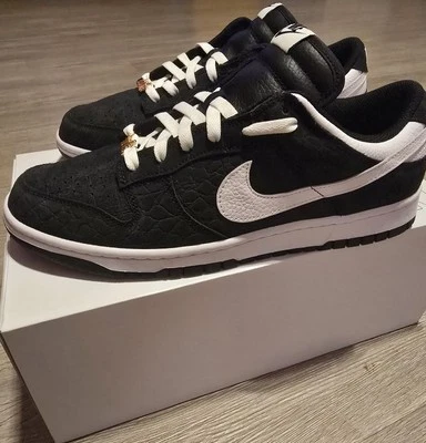 Talla 11,5.  Nike By You Dunk Low.  Gamuza/cuero patrón cocodrilo negro/blanco.  Foto 1 de 4