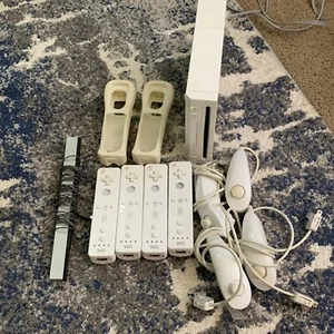 Pacchetto console Nintendo Wii RVL-001 USA bianca 4 telecomandi Nunchuks - Foto 1 di 13