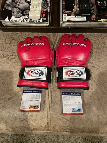 Fedor Emelianenko￼ Rare Strikeforce Autographed gloves with Cert Of Authenticity Cover