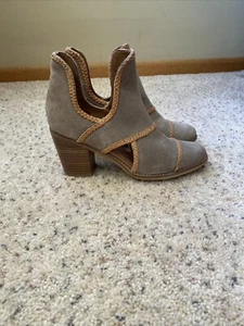 NEW JOURNEE COLLECTION Womens Beige Leather V-Sides Slip On Booties 7.5 - Picture 1 of 6