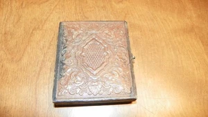 AMBROTYP IM GOLD VERGOLDETEN ETUI EINES JUNGEN MANNES UM 1800 2,5" X 2 7/8" - Bild 1 von 8