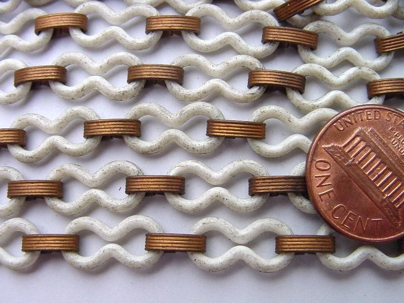 Cadena vintage de plástico y metal blanco envejecido de 2 pies Foto 1 de 1