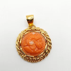 Colgante figura tallada a mano, coral mediterráneo natural, plata chapada en oro - Imagen 1 de 7