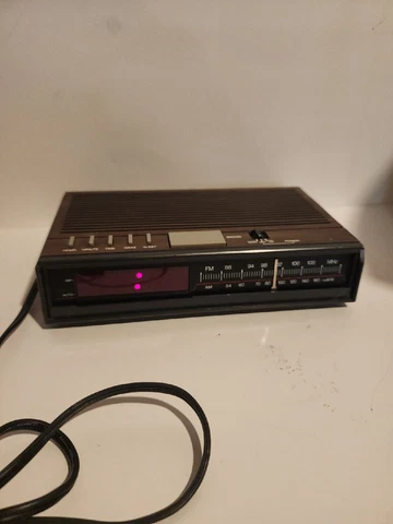 Vintage Emerson AM/FM Digital Alarm Clock Radio RED5511B Wood Grain *Tested* Cover