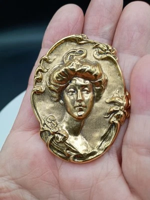 复古雅芳维多利亚优雅浮雕胸针 1991 年 Repousse 金色金属 2 — 第 1/4 张图片