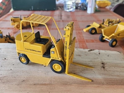 JOAL COMPACT 1:25 CATERPILLAR  Elevatrice Forklift CAT V60 , REF. 215 - Immagine 1 di 4
