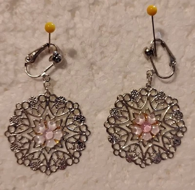 Серьги-клипсы — серебряная филигранная мандала с розовым и белым цветочным центром - Изображение 1 из 3
