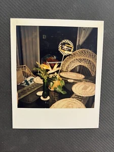 GEFUNDEN VINTAGE FOTO BILD Polaroid Korb Platz Einstellungen an einem Tisch - Bild 1 von 3