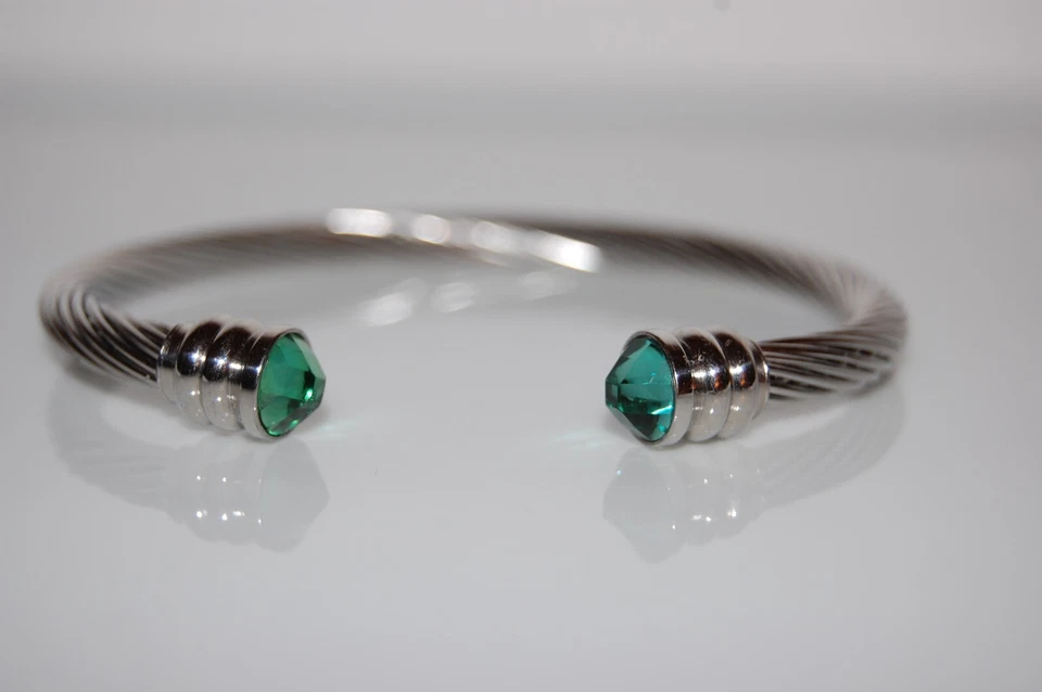 BRAZALETE ELEGANTE CABUJONES VERDES SOBRE CABLE TRENZADO PLATEADO ESTILO BIZANTINO Foto 1 de 4