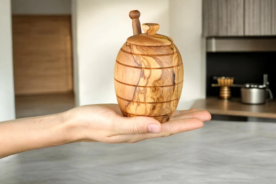 Maceta de miel de madera de olivo hecha a mano con cazo - Regalo rústico y único (4,5 oz) Foto 1 de 4