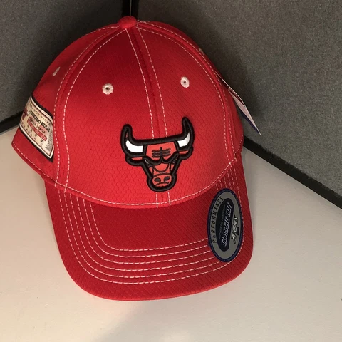 🔥CHICAGO BULLS HAT -2018 SEASON TICKET HAT🔥VERY RARE!! NEW!! Cover
