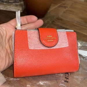 Portafoglio Coach Medium con zip angolare in pelle di mango stile 6390 prezzo al pubblico consigliato $ 195 nuovo con etichette - Foto 1 di 10