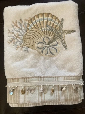 Toalla de baño Avanti 27" x 46" adornada bordada diseño concha de mar adorno con cuentas Foto 1 de 4