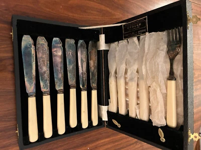Juego de cuchillos/tenedor Sheffield grabados placa de plata imitación hueso celuloide pescado 6 en caja Foto 1 de 4