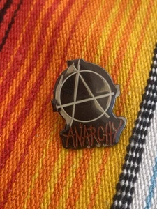 PIN SOLAPA ANARQUÍA RARO COLECCIONABLE Negro con Letras Rojas Estilo de Protesta Antigobierno - Imagen 1 de 4