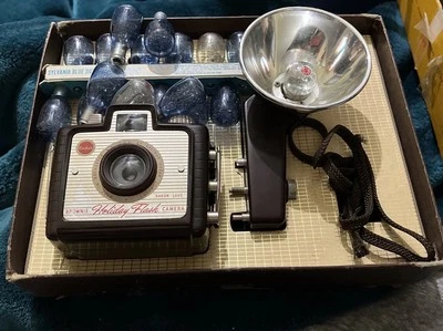 CÁMARA BROWNIE HOLIDAY FLASH OUTFIT en CAJA ORIGINAL KODAK NO. 183M vintage años 60 Foto 1 de 4